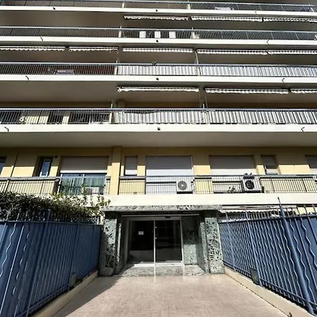 Apartment A 2 Pas Du Centre De Cannes